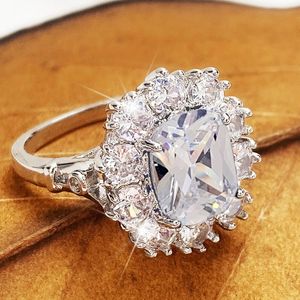 Huitan Brilliant Women Rings Wedding Party Luxury Elegant Lady's Finger Akcesoria Prezent na rocznicę Biżuteria hurtowa