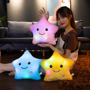 Bambole di peluche 4035 cm Bella luminosa stella a cinque punte Giocattoli Carino Led incandescente Stelle colorate Plushie Cuscino Farcito Morbido Decor Regali 230711