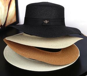 Designers Halmhatt Hattar med bred brättad casquette luxe Sun Liten Bee-monterad hatt Europeisk och amerikansk guldflätad hona Lös solskyddssolskydd Platt mössa