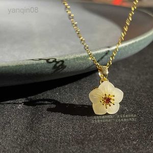 Colares com Pingente Imitação de Temperamento Colar com Pingente de Flor de Jade Branco para Mulheres Menina Versátil Pingente de Flor de Ameixa Colares Banhados a Ouro 18k HKD230712