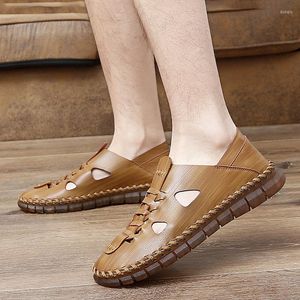 Sandaler Mäns stängd tå 2023 Summer Fashion Plus Size Beach Shoes Casual Leather Slip On For Men Light