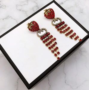 Lyxdesigner Tofs Strasskedja Örhänge Mode Röd Strass Strawberry Örhänge Dangle Stud Eardrop Bokstavsörhängen Kvinnor Bröllopsfest Smycken