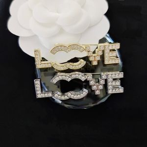 Designer Love Pearl Pins Broschen, luxuriöses Geschenk, Schmuckdesign für Frauen, hochwertige Broschen, 18 Karat vergoldeter Edelstahl, lichtbeständige Broschen, Love Jewelry