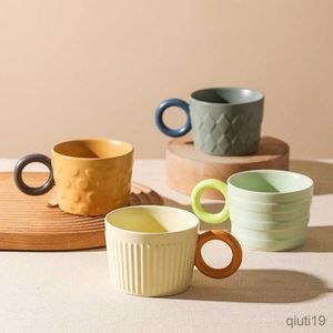 Kubki Nowy Kreatywny Uchwyt Pączka Kubki Do Kawy Ceramiczne Spersonalizowane Gometryczny Wzór Kubki Napój Herbata Latte Mleko Home Office Drinkware Prezent R230712