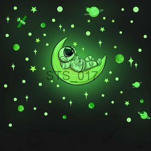 Outros Adesivos Decorativos Astronauta Luminoso na Lua Planeta Estrelas Espaço Exterior Adesivos de Parede Luz Verde que Brilha no Escuro Decalques de Parede Teto Quarto x0712