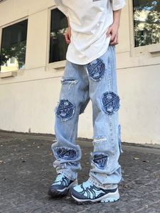 Calça jeans vintage lavada rasgada com adesivo hip hop bordado