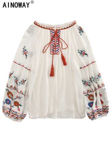 Bluzki damskie koszule vintage eleganckie kobiety Tassel Bohemian kwiatowy haft haftowa plażowa Kimono Bluzka Bluzka długie rękawy luźne koszule boho blusas l230712