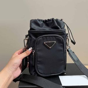 ナイロン巾着クロスボディバッグ黒の電話バッグハンドバッグ財布調節可能な刺繍ショルダーストラップ三角形の装飾デザイナーショルダーバッグ高品質