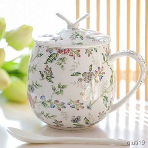 Kubki ceramiczny kubek do kawy z łyżeczką w pokrywce Chic Bone China zestawy filiżanek do kawy 450ml ceramiczne kreatywne proste kubki do mleka prezenty dla par R230712