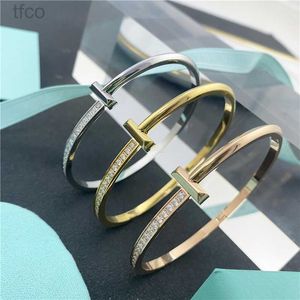 Дизайнерские браслеты 2023 бренд роскошный кристалл T Bangle Браслет пара модная однояжа наполовину алмазной стальной браслет высококачественный браслет высококачественный