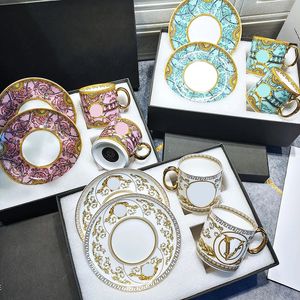 Pratos Pratos Copo de café com aro de ouro europeu Bone China Pires de chá pintados à mão Canecas para casais Conjunto para copos 230712