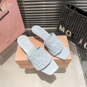 Chinelo de salto alto Mulheres Moda Dedos Abertos Slip-on Slides Carta Impressão Conforto Chinelos Clássicos Senhoras Sexy Branco Preto Rosa Azul 4 Estilos