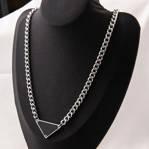 Mens Womens Fashion Luxury Designer Designer Chepe Chain Fashion Jewelry Black White P Triangle Подвеска дизайнерская вечеринка Серебряный хип -хоп панк 925 2024 000