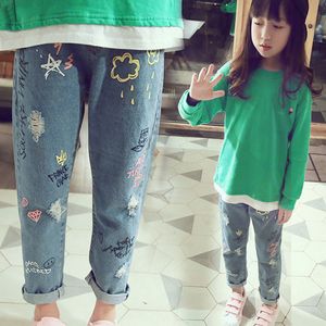 Jeans 2023 personalisierte Wolke Graffiti Druck Loch lässig Kinder Jeans Mädchen Kleidung Hosen Boutique 230711