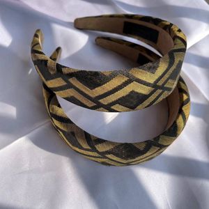 Vintage varumärkesdesigner bokstav randtryck pannband för kvinnor vidbrimmade förtjockna fjäder hårband headwrap tyg tyg tyg huvudkläder gata mode huvudduk