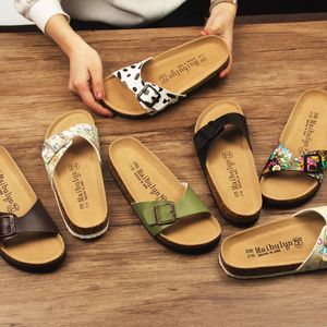 Sandaler koreansk stil par kork sandal kort spänne rem dekorera strand damer sommar mjuk mikrofiber läder flipflops 230711