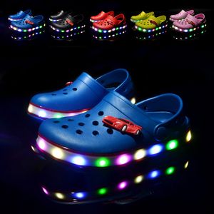 Sandaler Mode Barn LED Skor Sommar Barns Strand Vatten Skor Litet hål Anti slip Slider Unisex pojkar och flickor Upplyst Slider 230711