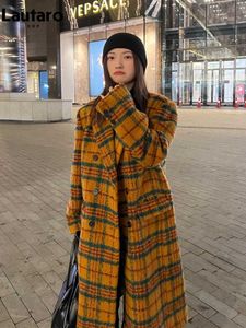 Misto lana da donna Lautaro Autunno Inverno lungo allentato retro colorato plaid trench coat di lana per le donne doppio petto abiti firmati di lusso 2022 HKD230712