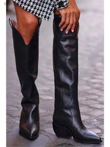 ブーツシューズウーマン2023ファッション太ももハイブーツ冬の履物の高級デザイナー膝の上でエレガントな大きさ
