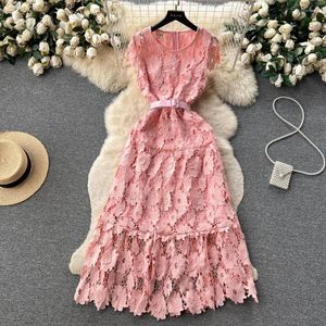 Casual Dresses Fashion Summer Long Lace Dress Women's O-Neck broderi ihålig ut rosa blå elegant bälte kortärmad midi vestido emo 2023