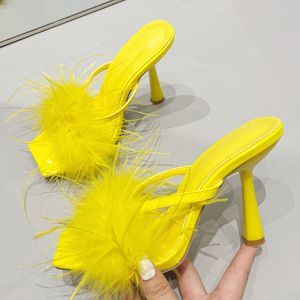 Sandali Liyke Summer Fashion Yellow Fluffy Fur Pantofole da donna Mule Tacchi alti Sandali gladiatore da donna Scarpe da banchetto per feste 230713