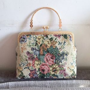 Kvällspåsar vintage broderi för kvinnor handväska och handväska blommor middag koppling handväska damer pärlkedja crossbody axel 230713