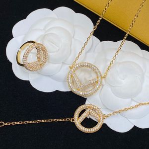 Luxurysデザイナーネックレスゴールドメッキステンレススチールファッション女性ネックレスペンダントウェディングアクセサリーブティックジュエリー2307134bf