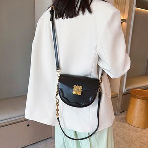 Kvällspåsar 2023 nisch kvinnlig väska enkel casual mode crossbody koreansk version sadel vacker elegant axel 230713