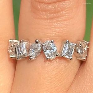 Уважаемые кольца Huitan Luxury Cubic Zirconia Женщины серебряный цвет Высококачественные женские аксессуары для обручальной вечеринки ювелирные украшения