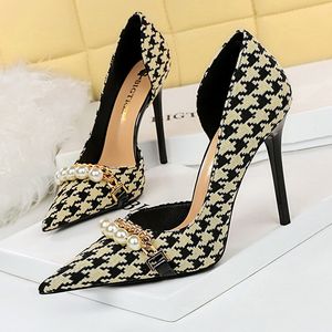 Обувь для обуви Bigtree Shoes Spring Женская насосная жемчужная металлическая цепная цепь высокие каблуки клетчат