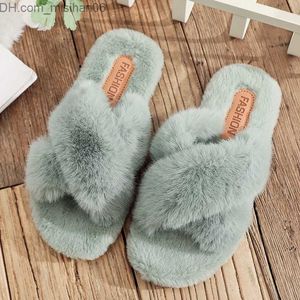 Slippare Hot Fluffy Slider for Women's Fashion and Comfort Artificial Fur Cross Over Inhoor Floor Slider Soft päls för kvinnors kändis Flip Z230717