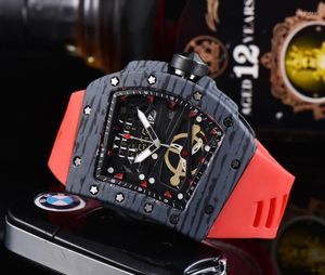 Orologi da polso The World's Top Racer 2023 RM70-01 Tourbillon Classic Wine Barrel Type Orologio da uomo deviato Materiale in fibra di carbonio