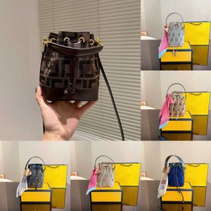 Drawstring kova çantaları çanta omuz çantası mini tasarımcı çanta kadınlar çapraz kanatlı çanta kadın moda klasik mektup brawstring jeton çantası 230209