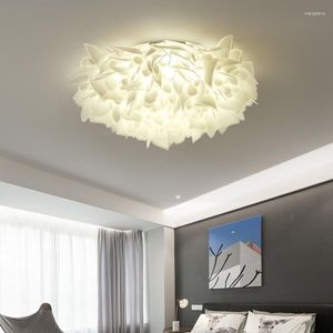 Lampy wiszące Żyrandole Światła Lampa do sypialni Model Pokój Nordic Oświetlenie Luksusowy Kreatywny Płatek Ins Netto Czerwone Pióro Sufit