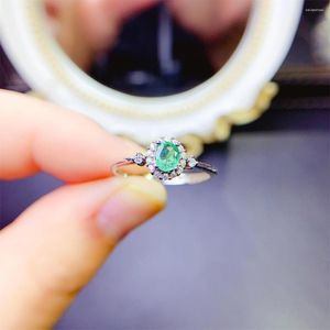Кластерные кольца Потрясающее натуральное изумрудное кольцо для женщин в элегантном серебре 925 - Идеальная молодая женщина ежедневная ношение 4х5 мм.
