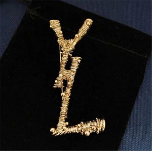 Luxus Mode Designer Männer Frauen Brosche Pins Marke Gold Schwarz Brief Brosche Pin Anzug Kleid Broche Für Dame Schmuck 4*7CM