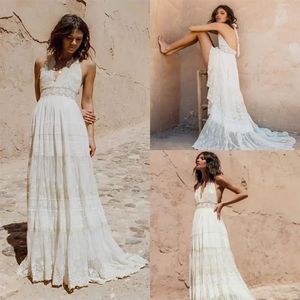 2022 Böhmische Brautkleider Neckholder tiefer V-Ausschnitt Luxus Stickerei Sweep Zug rückenfreie Brautkleider nach Maß Strand Boho Weddin257c