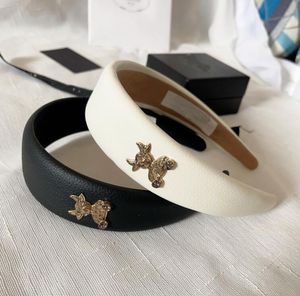 Stirnbänder Neuer Stil Designer Metall Kuh Stirnbänder Haarnadel Luxusmarke Blume Stahl Siegel Stirnband Schwarz Weiß Schwamm Haarband Sommer Sport Kopfbedeckung HairJewel 2024