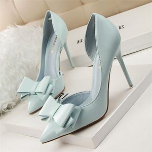 Sapatos formais elegantes e requintados sapatos de salto alto com nó doce e pontos ocos na lateral para sapatos femininos com bico fino 10,5 cm 230713