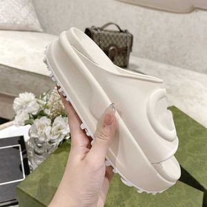 2023 New Brended Luxury Slippers 여자 여자 디자이너 슬리퍼 샌들 두꺼운 밑창 방지 안티 스키드 소프트 솔직한 세련된 샌들 여성 해변 플랫 신발 35-42