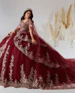 Burgundy ve Gold Prenses Quinceanera Elbiseler Long Cape Metalik Dantel Alkserler Balosu Sweet 15 Vestido XV Anos Roj