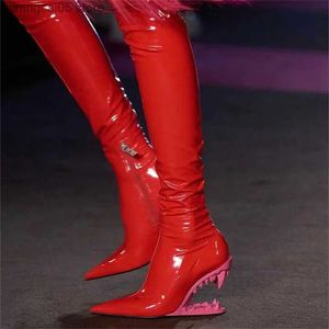 Bot yeni diz boyu uyluk kadın botları moda sivri yan fermuar kaplan diş şekilli topuk aşırı diz patent deri elastik botlar T230713
