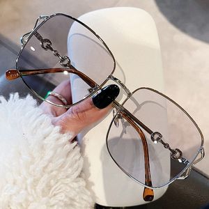 2022 Yeni lüks marka içi boş bacak alaşım güneş gözlüğü kadınlar için vintage leopar gradyan güneş gözlükleri dişi altın berraklık gözlükler