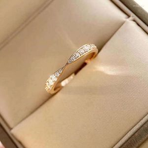 結婚指輪 Huitan ファッションクロスデザインファンシーフィンガーアクセサリー女性のための舗装眩しいキュービックジルコニアステートメントジュエリー