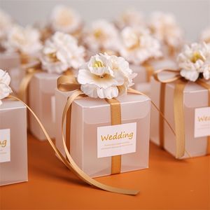 Present Wrap Transparent Clear Candy Box med konstgjorda blommor Ribbon Wedding Souvenirer för gäster Matte Dragees Chocolate Box för dop 230712