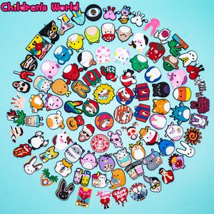 Akcesoria części butów 100pcs Film Figurs Pvc Charms LGBT Gun Gamepad Croc Bubble Tea Fruit Flower Butterfly Dekoracje 230713