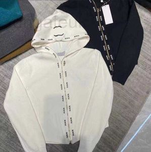 Camisolas femininas Designer de malhas femininas de primavera High-end Luxo preto com capuz branco jaqueta com letra C bordada 0YHX