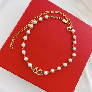 Kvinnans varumärke hänge halsband v Letter Designer Pearl Luxury Vlogo Metal Jewelry Women Gold Necklace 343444