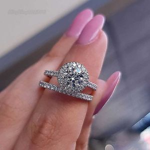 Bling bling vvs moissanit yüzüğü 100% 925 Sterling Ring Tasarımcı Tarzı Yeni Elmas Set Nişan Yüzüğü İki Parçalı Moda Old Kadın Yüzüğü Gümüş Yüzükler