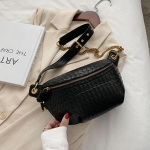 Midjeväskor Fashion Braid Pu Leather Fanny Packs för kvinnor Stylish Weaving Design Pack Sticked Bag Chain Crossbody Chest 230713
